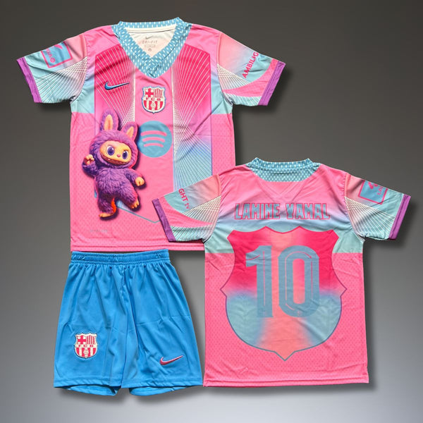 Gyerek mez szett Barcelona, Yamal. Különleges rózsaszín Labubu kiadás